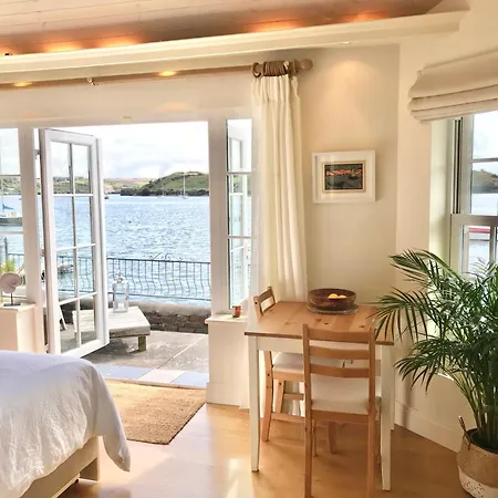 Waterfront Chic בית הארחה קינסייל